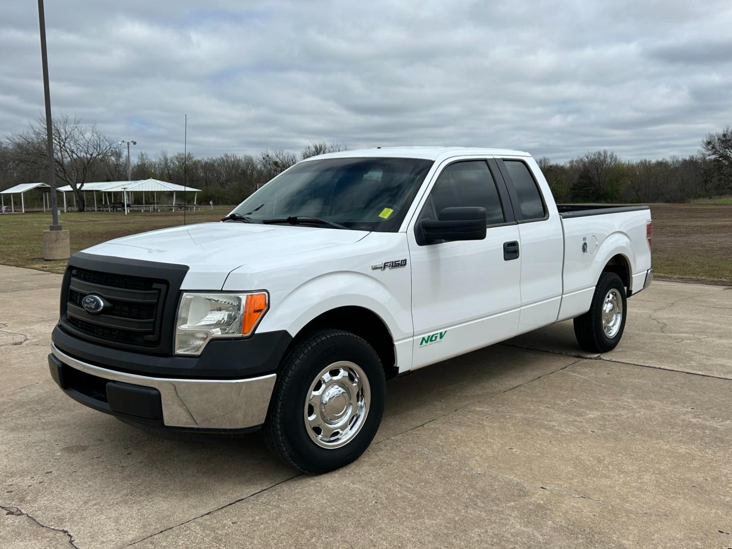 2014 White /Gray Ford F-150 (1FTEX1CMXEK) with an 3.7L V6 DOHC 24V engine, 6-Speed Automatic transmission, located at 17760 Hwy 62, Morris, OK, 74445, (918) 733-4887, 35.609104, -95.877060 - 2014 FORD F-150 XL SUPERCAB 6.5-ft. BED 2WD 3.7L V6 FEATURES KEYLESS REMOTE ENTRY, POWER LOCKS, POWER WINDOWS, AM/FM STEREO, SIRIUS XM STEREO, CD PLAYER, AUXILLARY PORT, HANDS-FREE BLUETOOTH CALLING, CRUISE CONTROL, TRACTION CONTROL, MULTI-FUNCTIONING STEERING WHEEL CONTROLS. HAS 175,444 MILES WITH - Photo#0